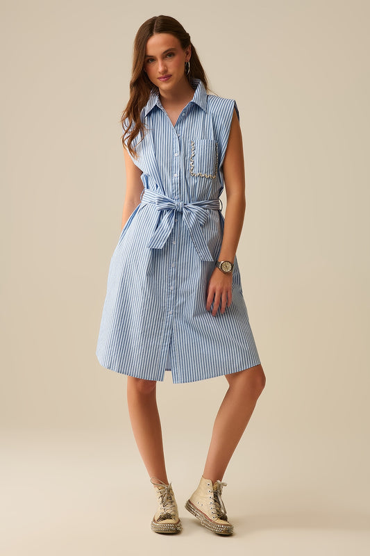 Robe chemise sans manches avec ceinture et poche brodée