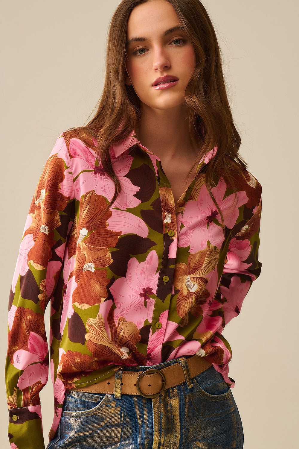 Chemise à fleurs tropicales en satin vert olive