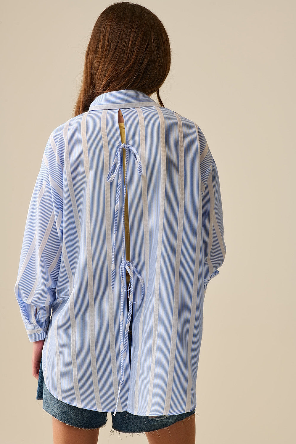 Chemise à rayures bleues et blanches coupe décontractée nouée dans le dos