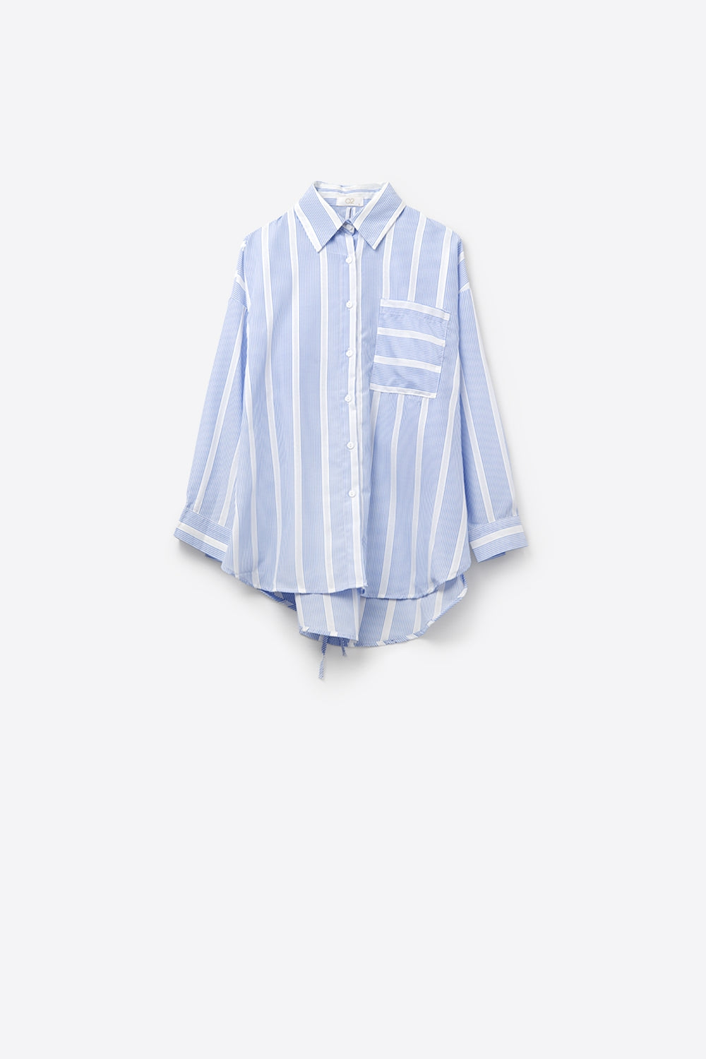 Chemise à rayures bleues et blanches coupe décontractée nouée dans le dos