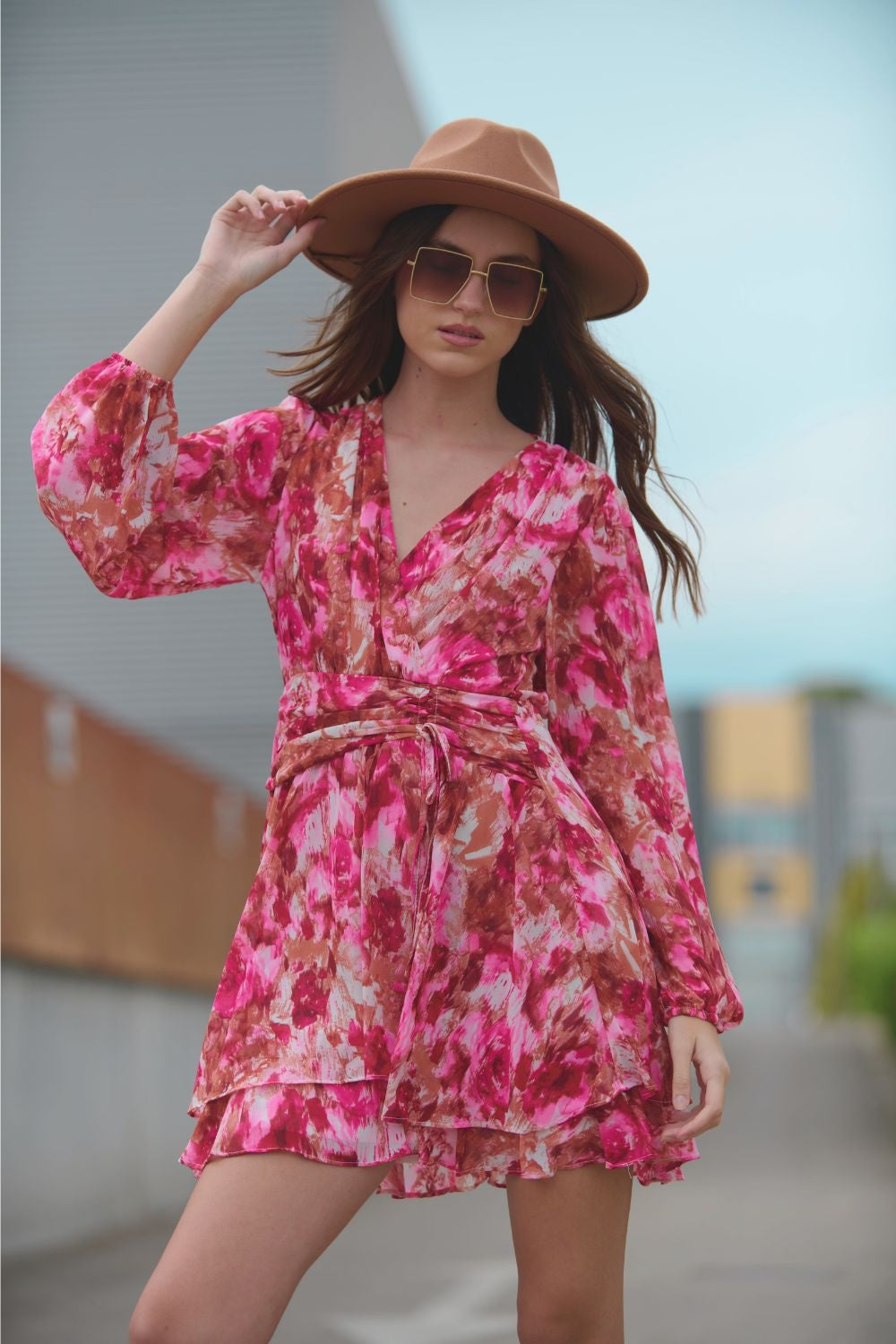 Mini robe à col en V à imprimé abstrait avec rouche à la taille