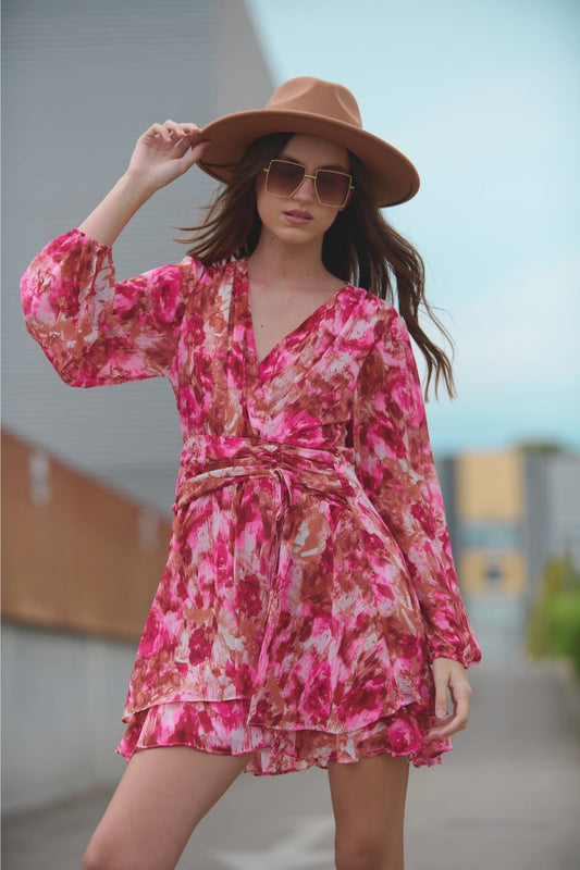 Mini robe à col en V à imprimé abstrait avec rouche à la taille