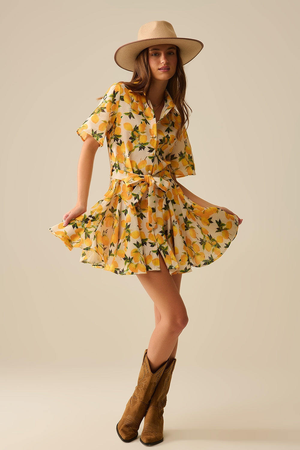Robe romantique avec ceinture imprimé citron et manches courtes