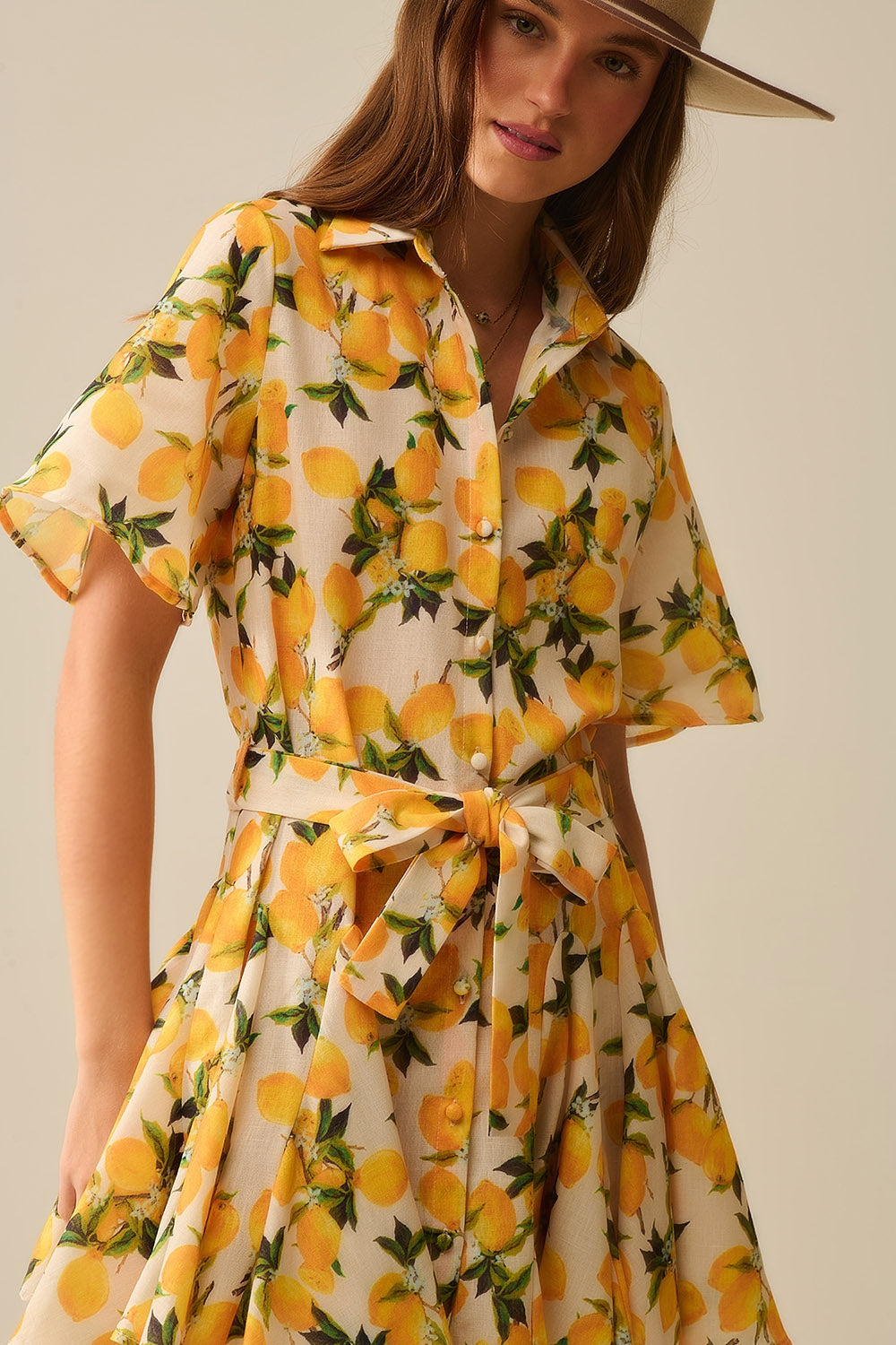 Robe romantique avec ceinture imprimé citron et manches courtes