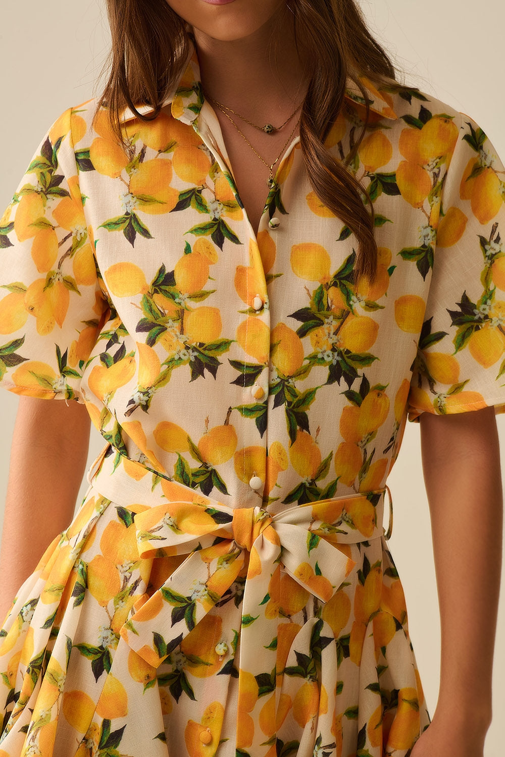 Robe romantique avec ceinture imprimé citron et manches courtes