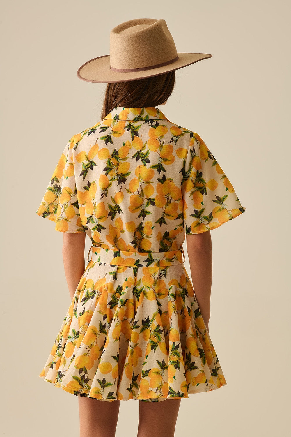 Robe romantique avec ceinture imprimé citron et manches courtes