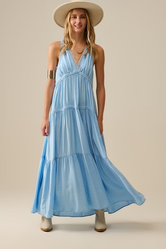 Robe longue fluide avec empiècements en dentelle en bleu clair