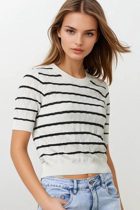 Top blanc en tricot ajouré avec manches courtes et rayures noires