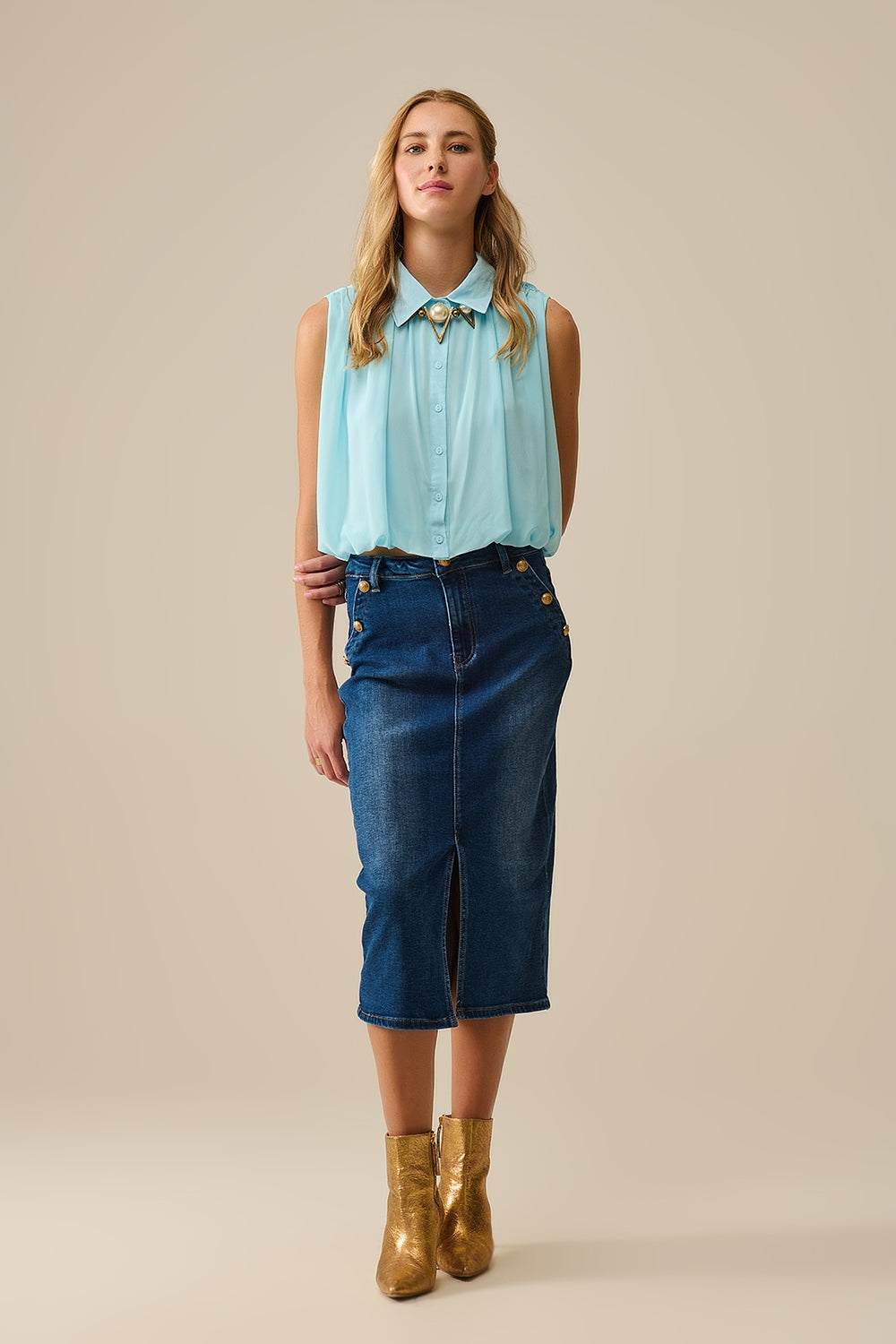Jupe midi en denim extensible avec boutons dorés