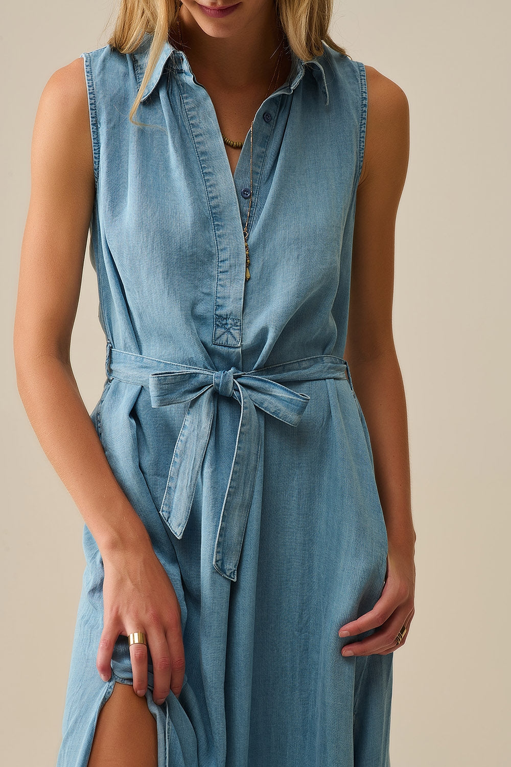 Robe chemise sans manches en tissu tencel en bleu
