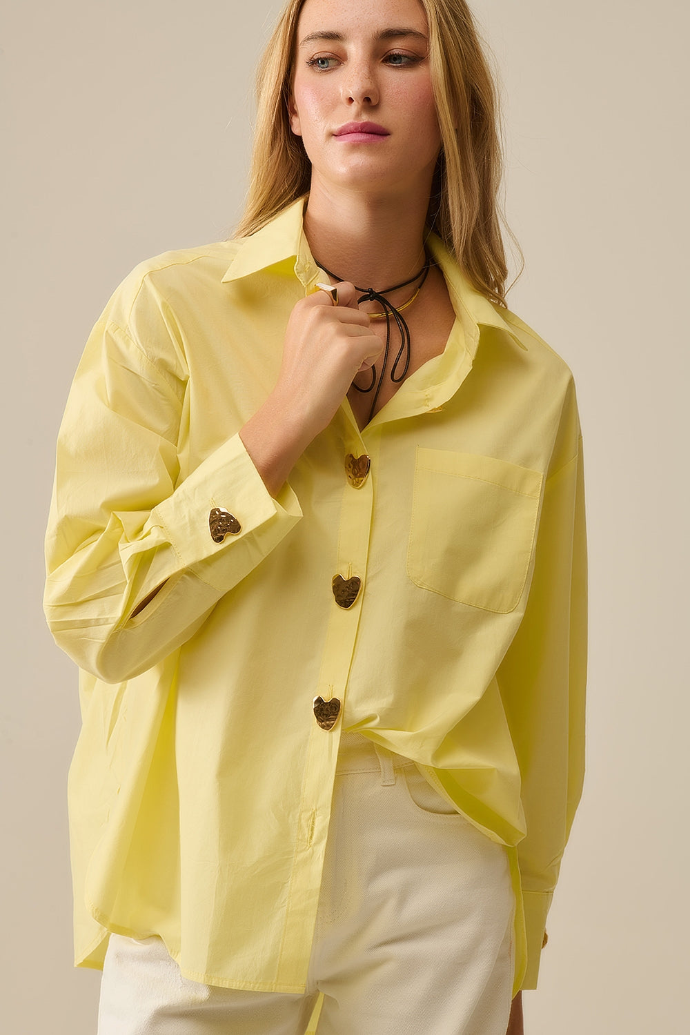 Chemise décontractée en popeline avec boutons en forme de cœur dorés en jaune