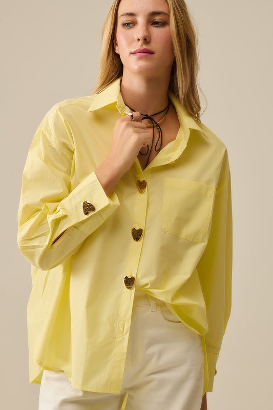 Chemise décontractée en popeline avec boutons en forme de cœur dorés en jaune