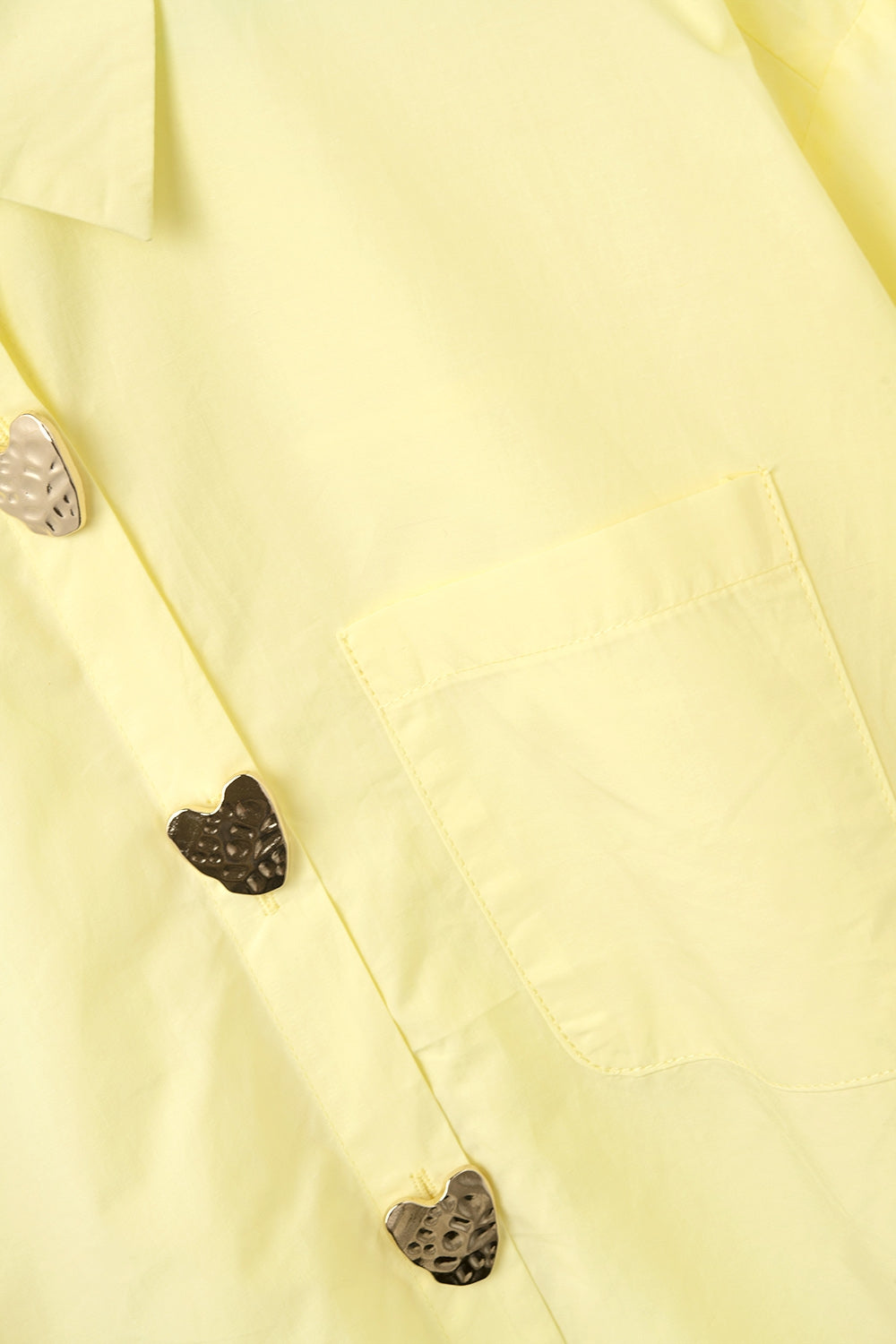 Chemise décontractée en popeline avec boutons en forme de cœur dorés en jaune