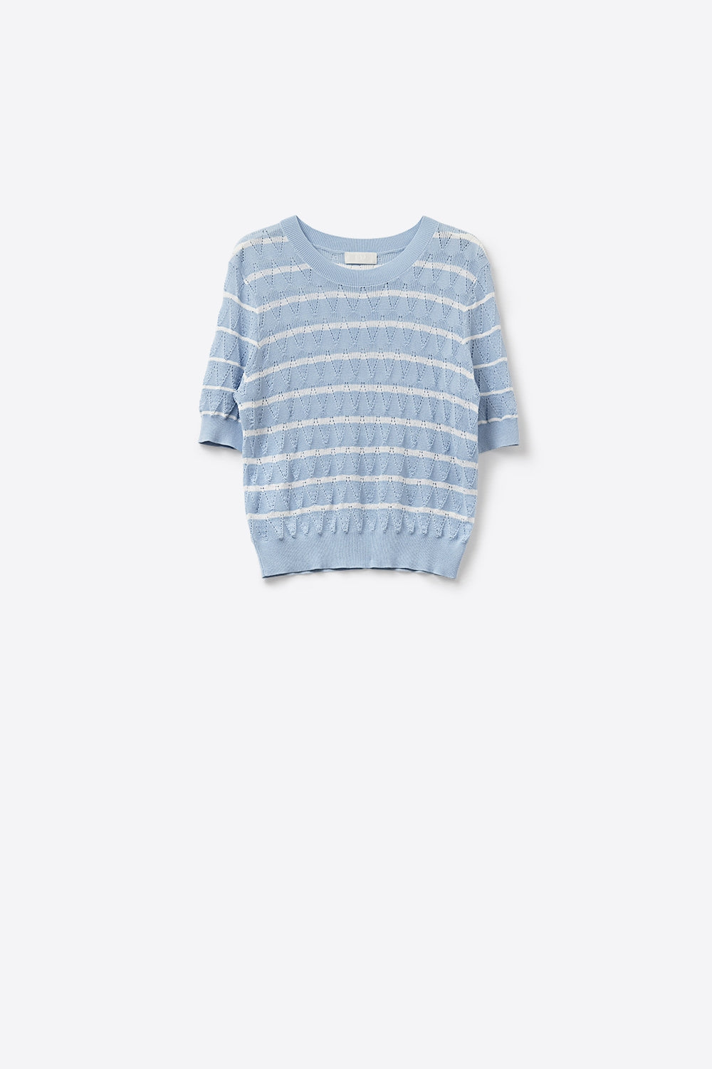 Top en tricot ajouré bleu ciel avec manches courtes et rayures blanches