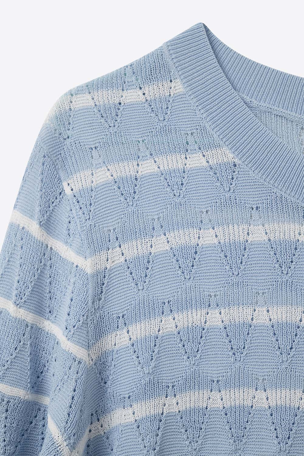 Top en tricot ajouré bleu ciel avec manches courtes et rayures blanches