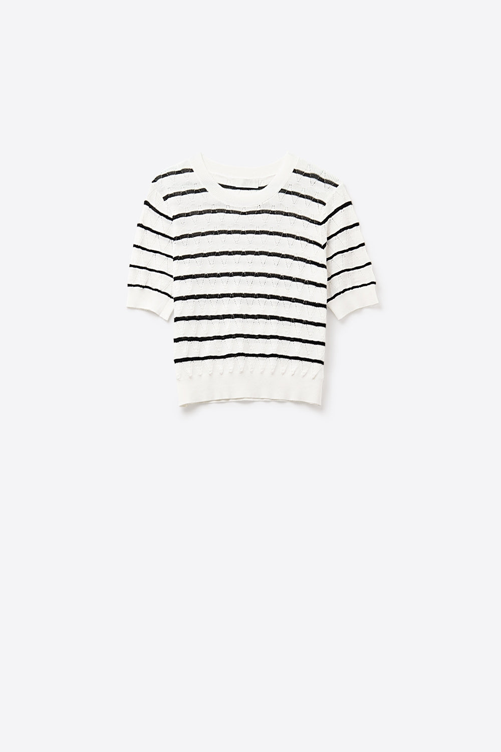 Top blanc en tricot ajouré avec manches courtes et rayures noires