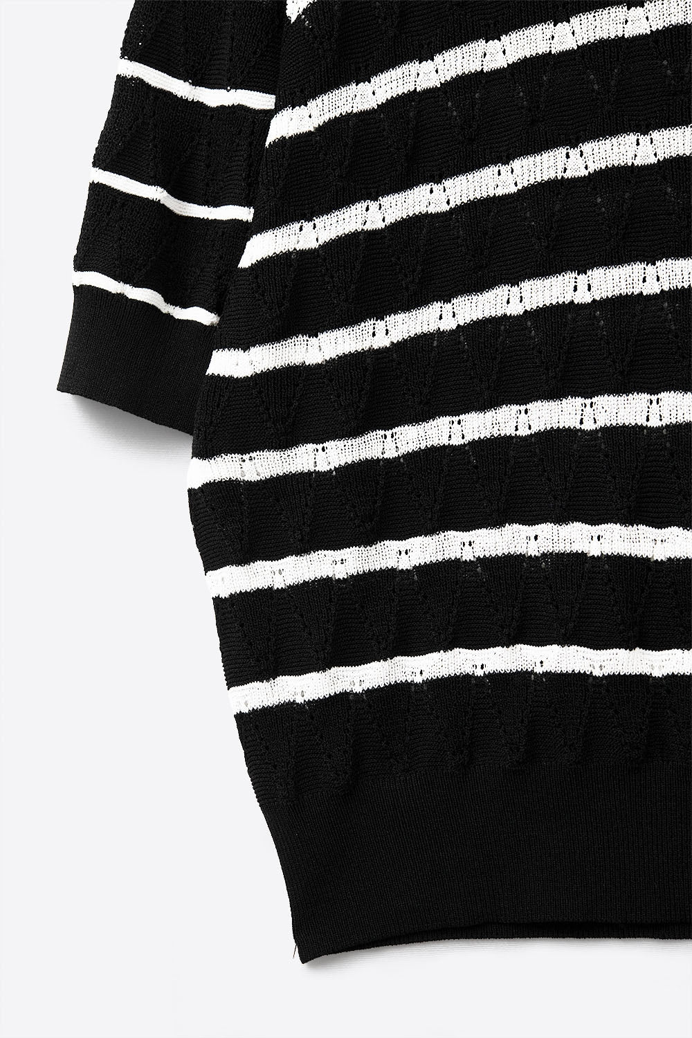 Top noir en tricot ajouré avec manches courtes et rayures blanches