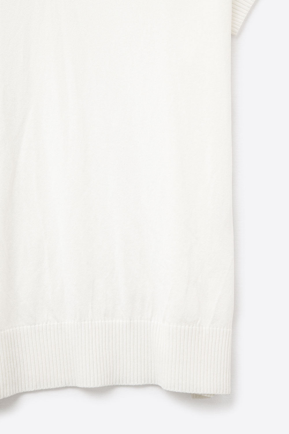 Top à manches courtes en tricot fin de type polo en blanc