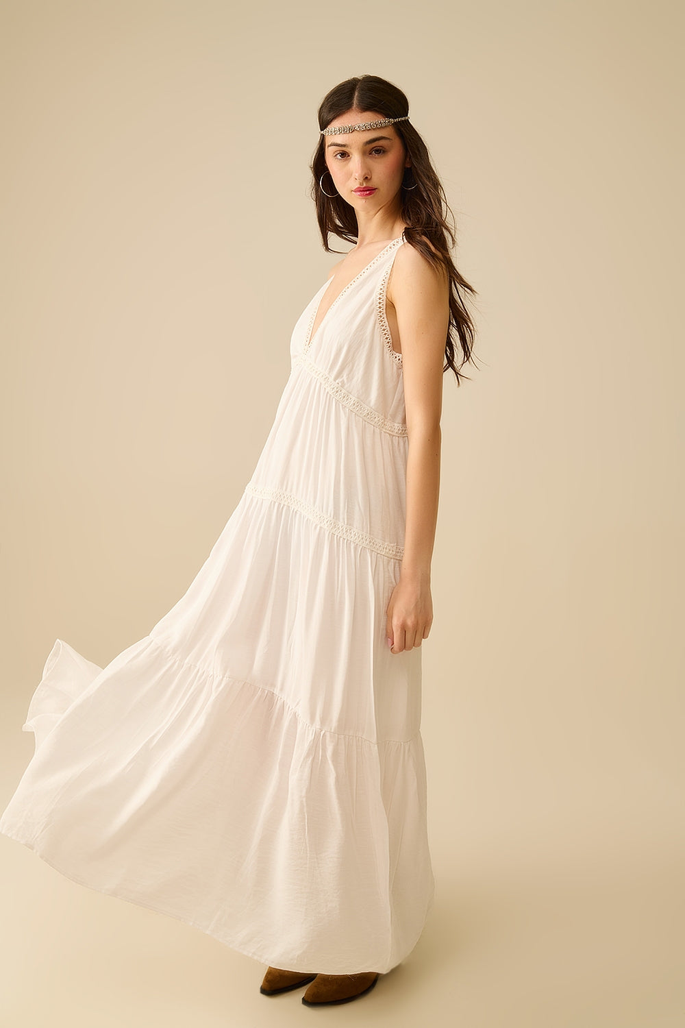 Robe longue blanche avec détails en dentelle et style boho