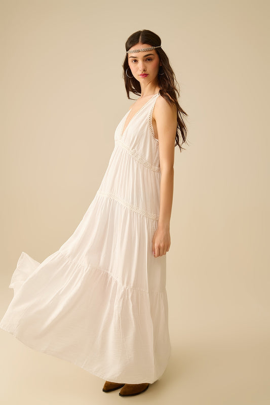 Robe longue blanche avec détails en dentelle et style boho