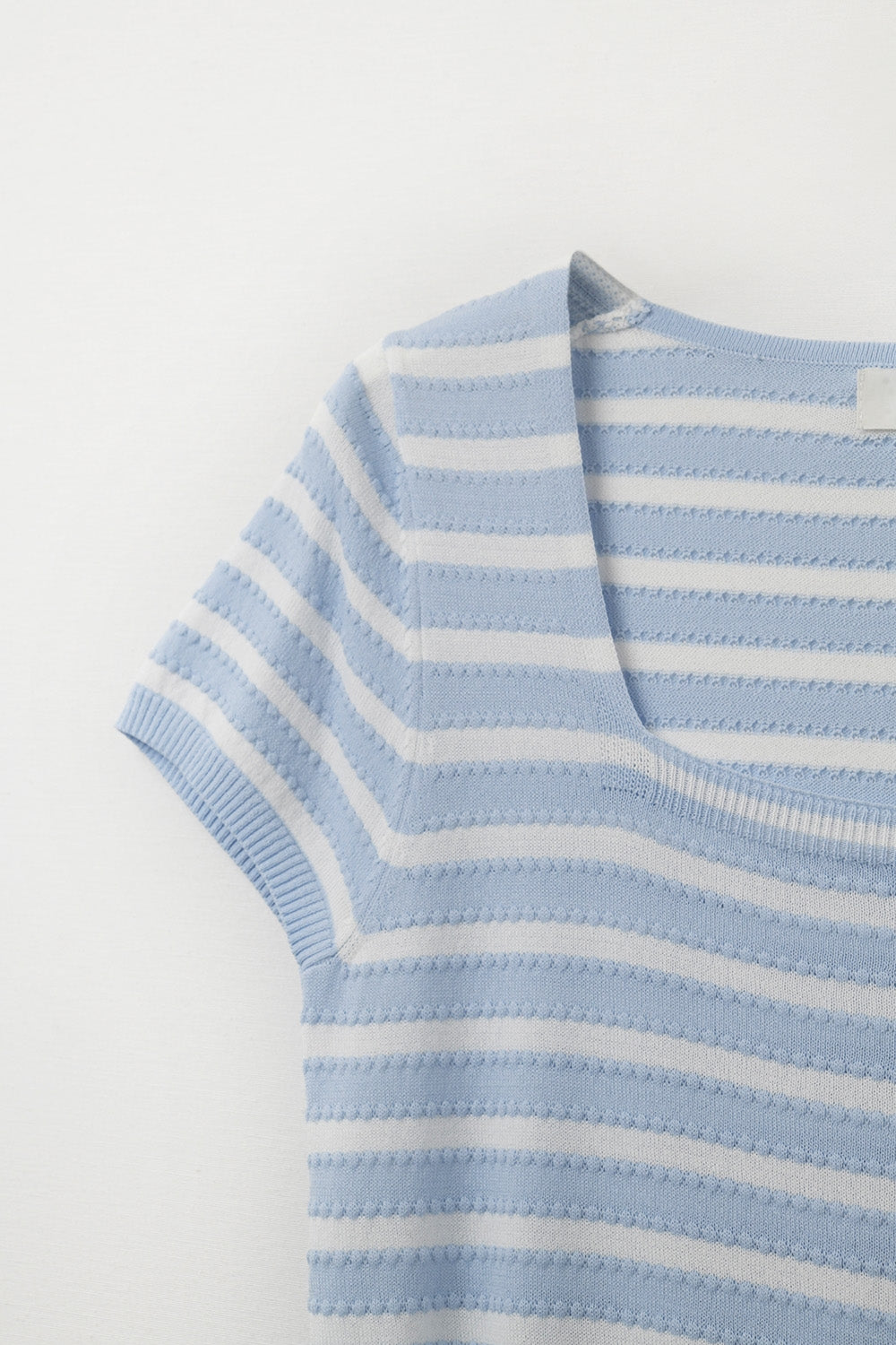 Pull rayé à encolure carrée bleu ciel et blanc