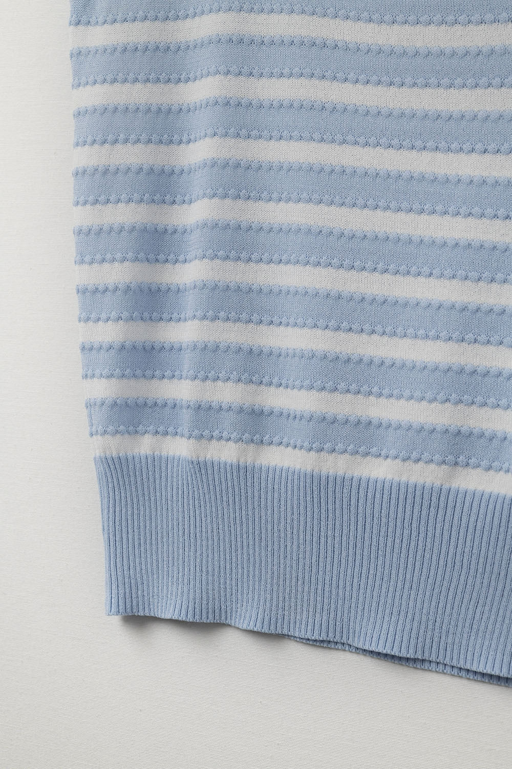 Pull rayé à encolure carrée bleu ciel et blanc