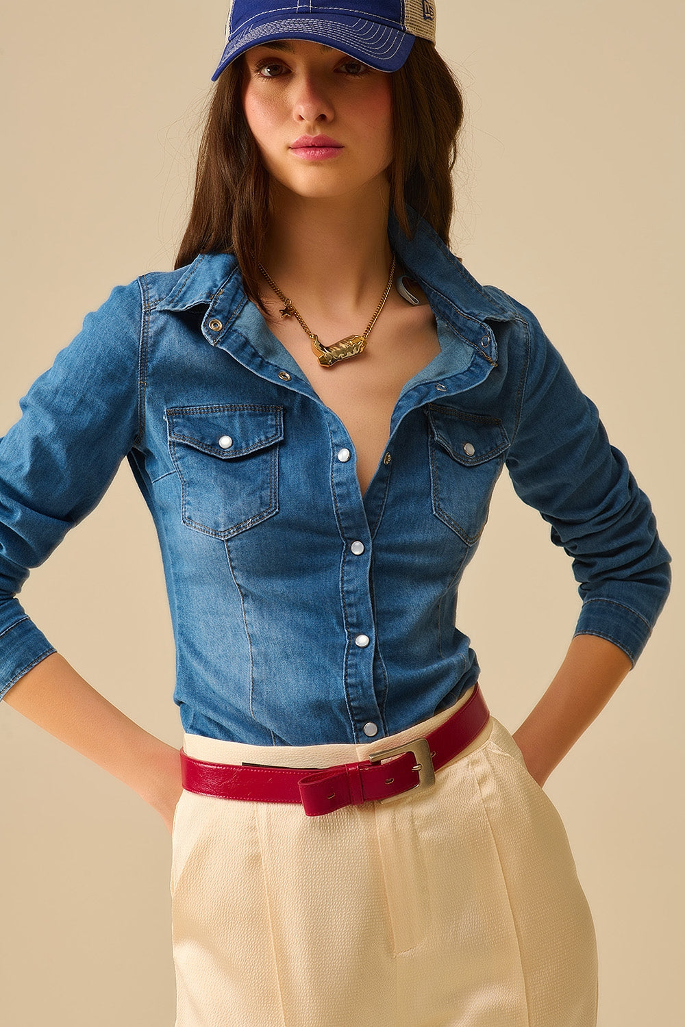 Chemise ajustée en denim extensible avec poches sur la poitrine