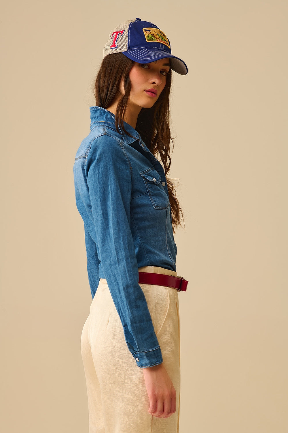 Chemise ajustée en denim extensible avec poches sur la poitrine