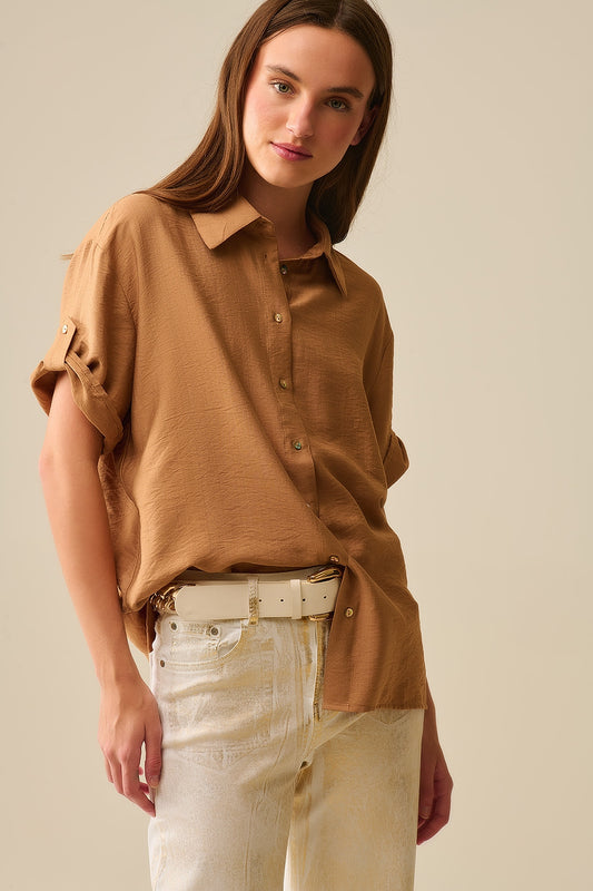 Chemise décontractée à manches courtes et boutons dorés coloris camel