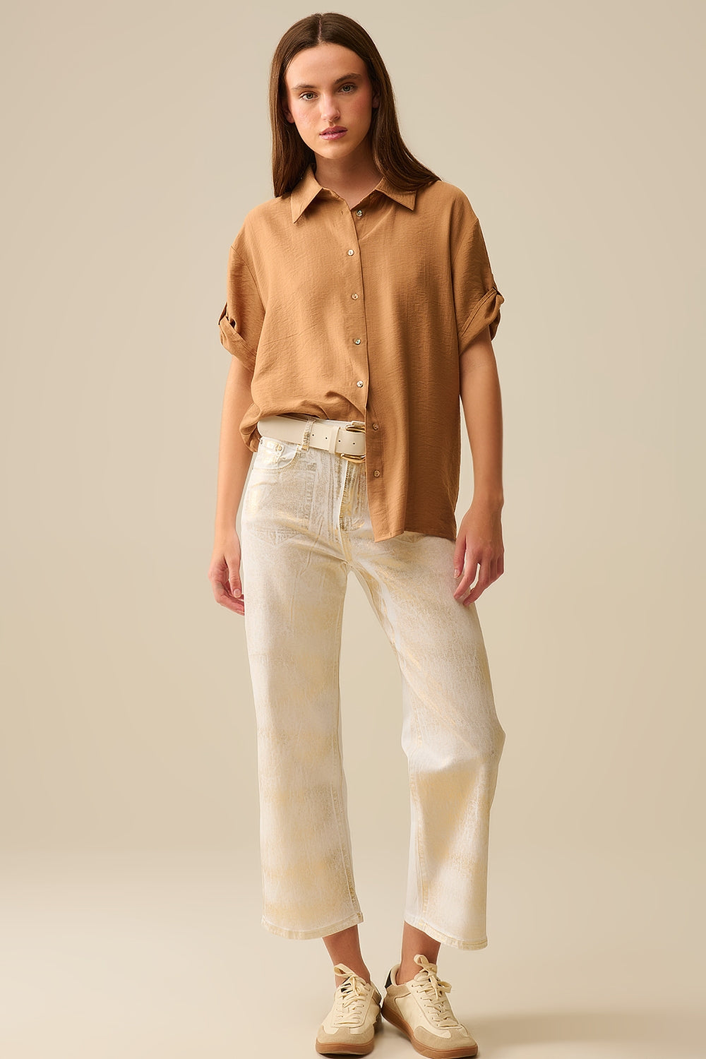 Chemise décontractée à manches courtes et boutons dorés coloris camel