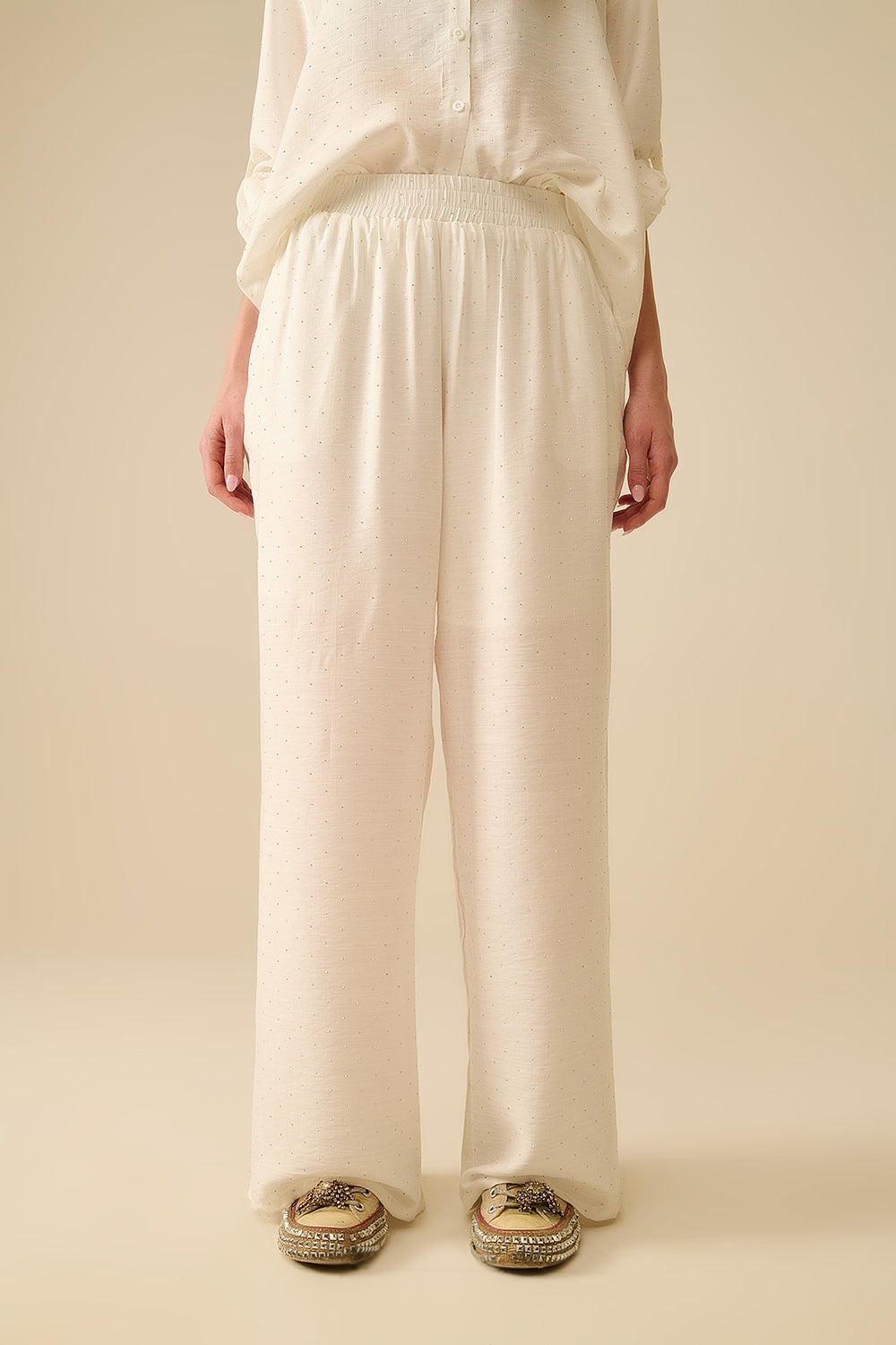 Pantalon blanc léger à jambes larges avec détails en strass