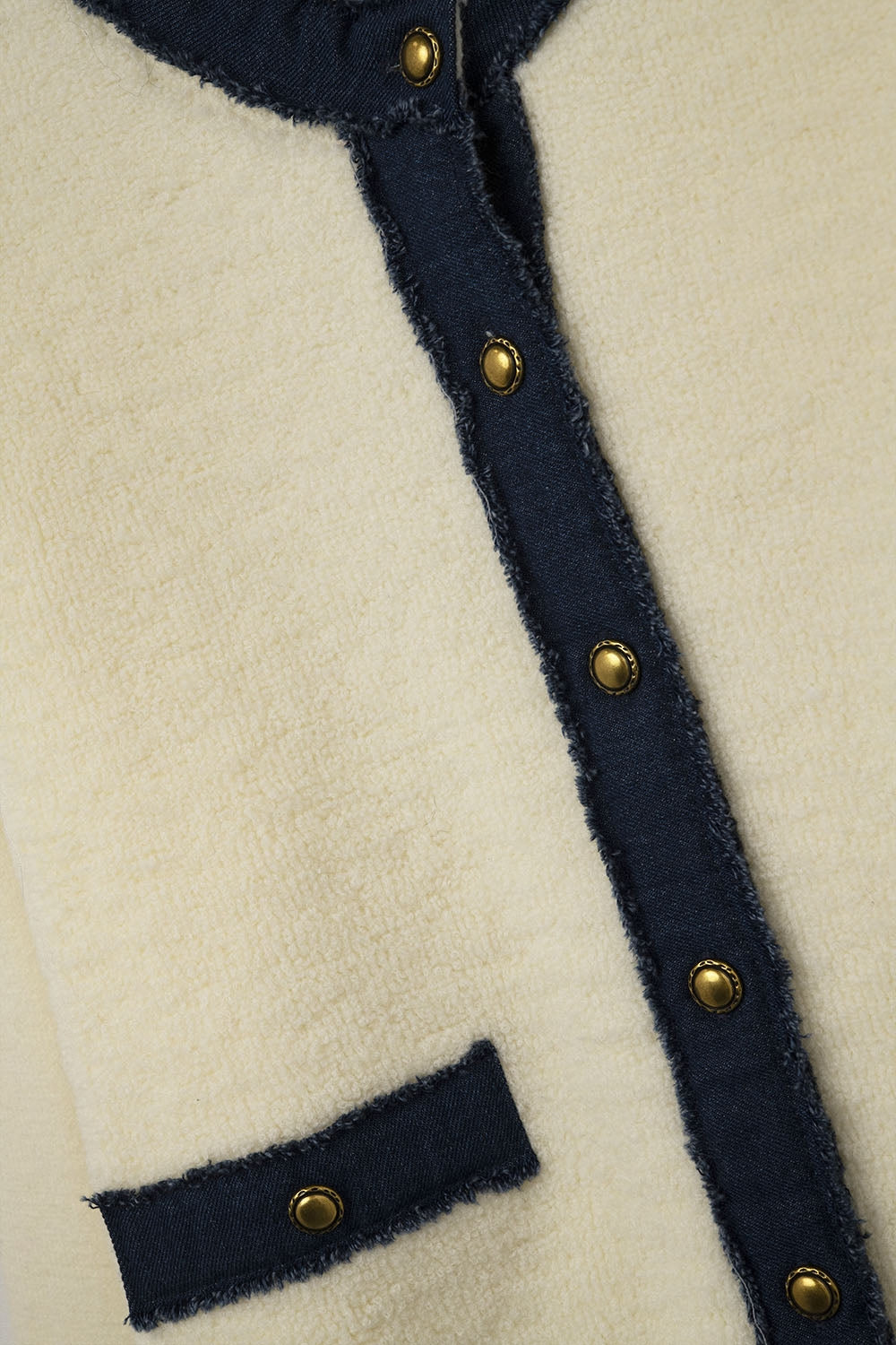 Cardigan chic crème avec détails en denim marine