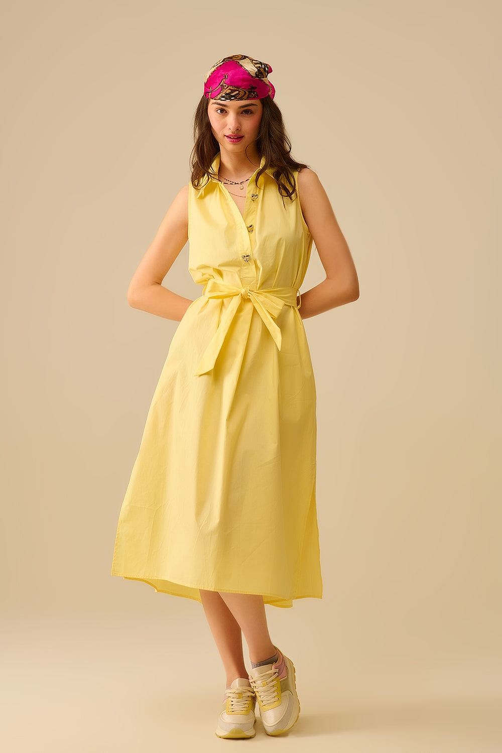 Robe midi en popeline jaune avec boutons argentés en forme de cœur