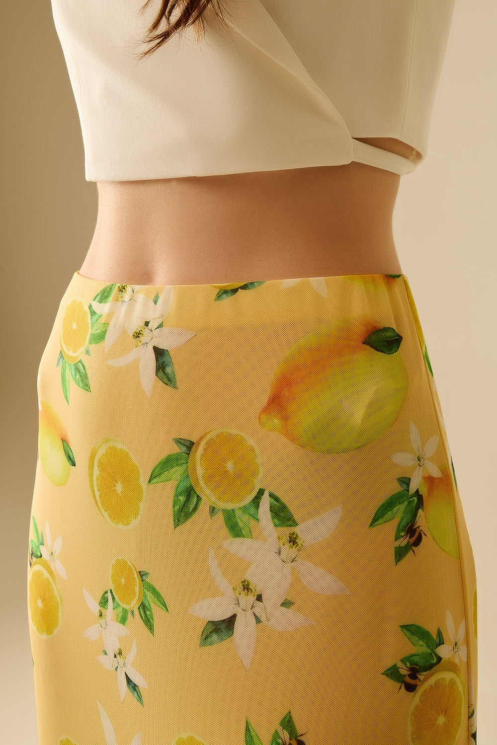 Jaune Jupe midi ajustée avec imprimé citron en tissu mesh