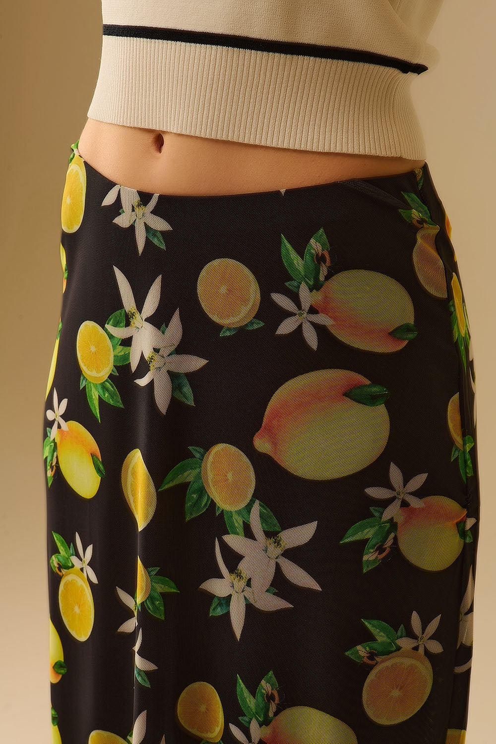 Jupe midi ajustée en maille noire avec imprimé citron