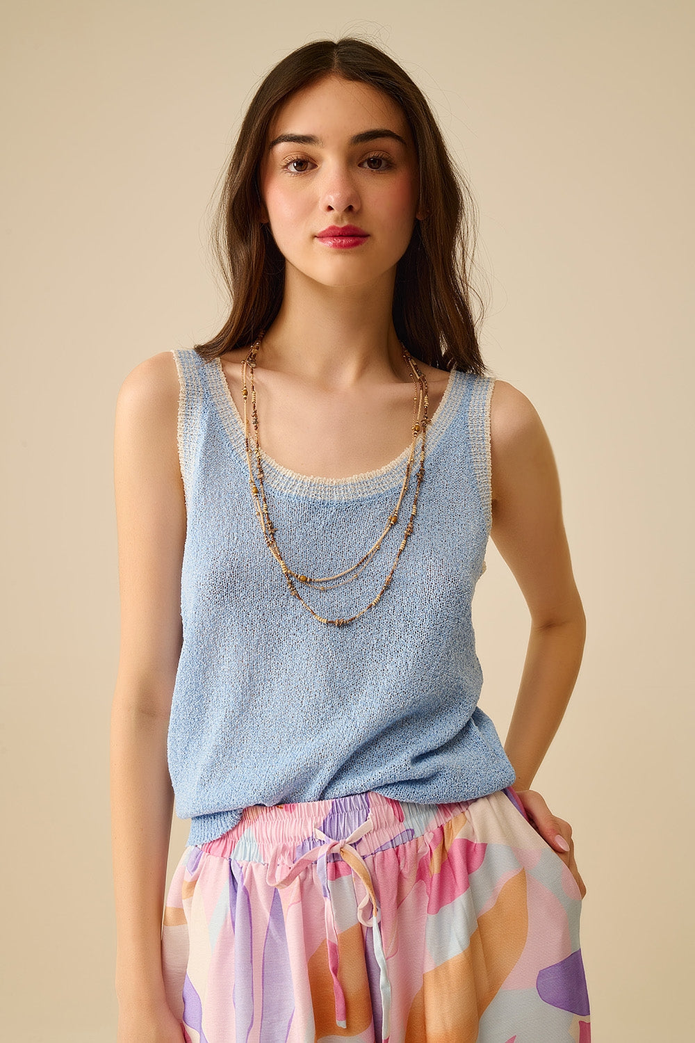 Débardeur en tricot bleu clair avec bordures blanches
