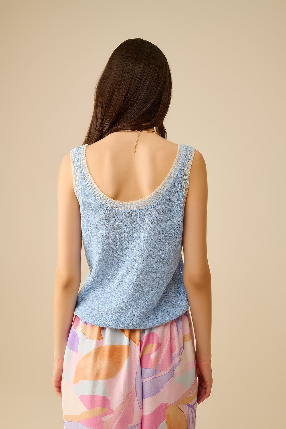 Débardeur en tricot bleu clair avec bordures blanches