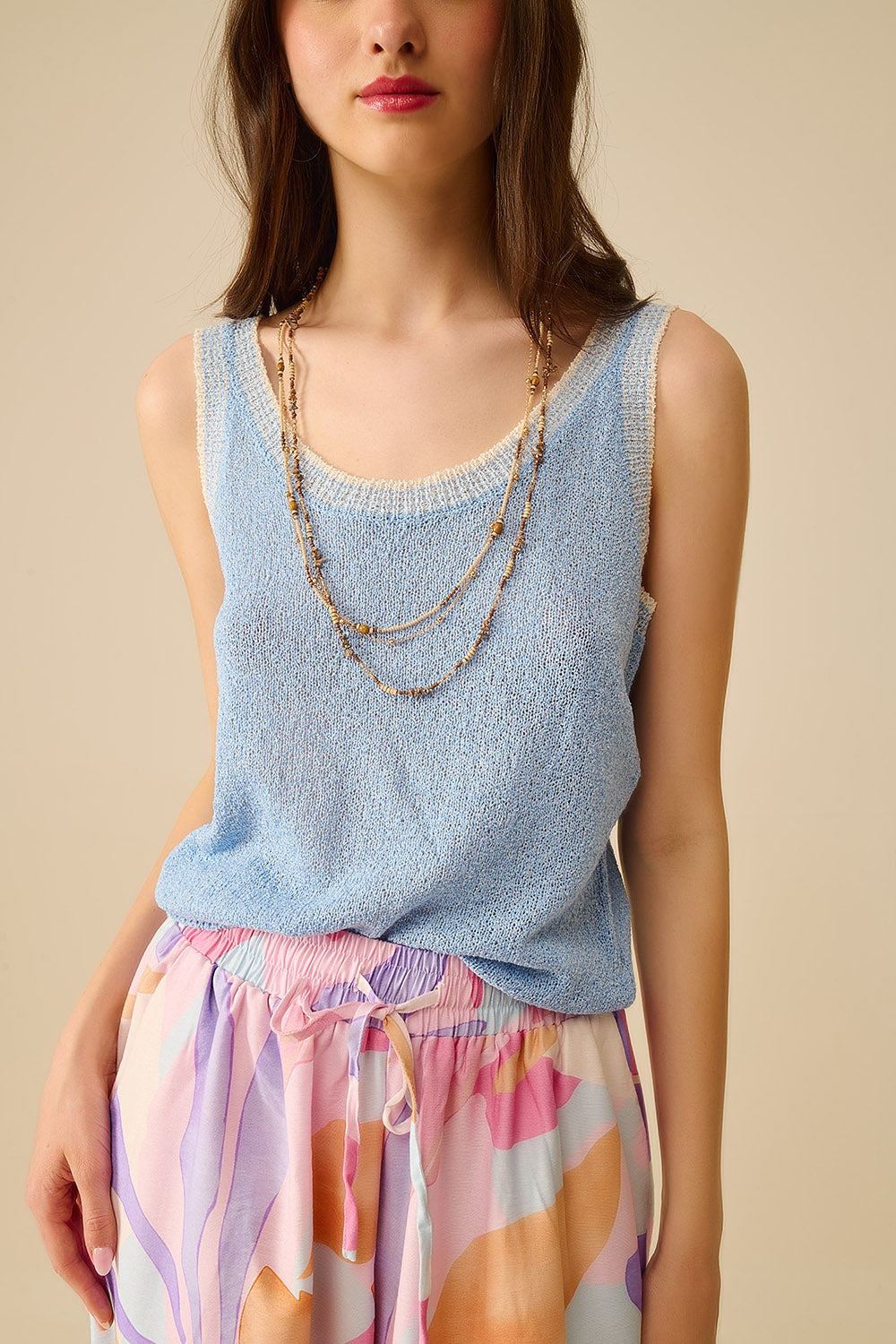 Débardeur en tricot bleu clair avec bordures blanches
