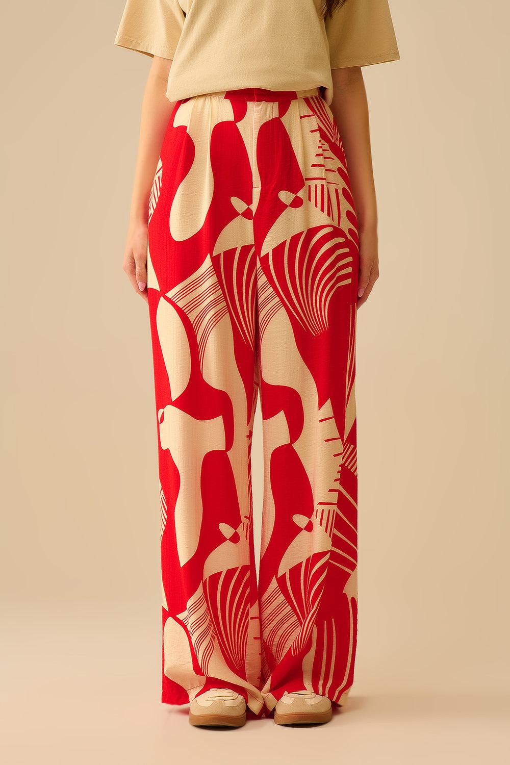Pantalon large rouge à imprimé abstrait