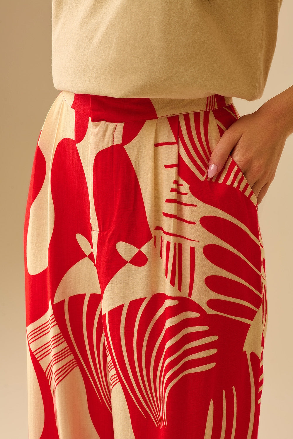 Pantalon large rouge à imprimé abstrait
