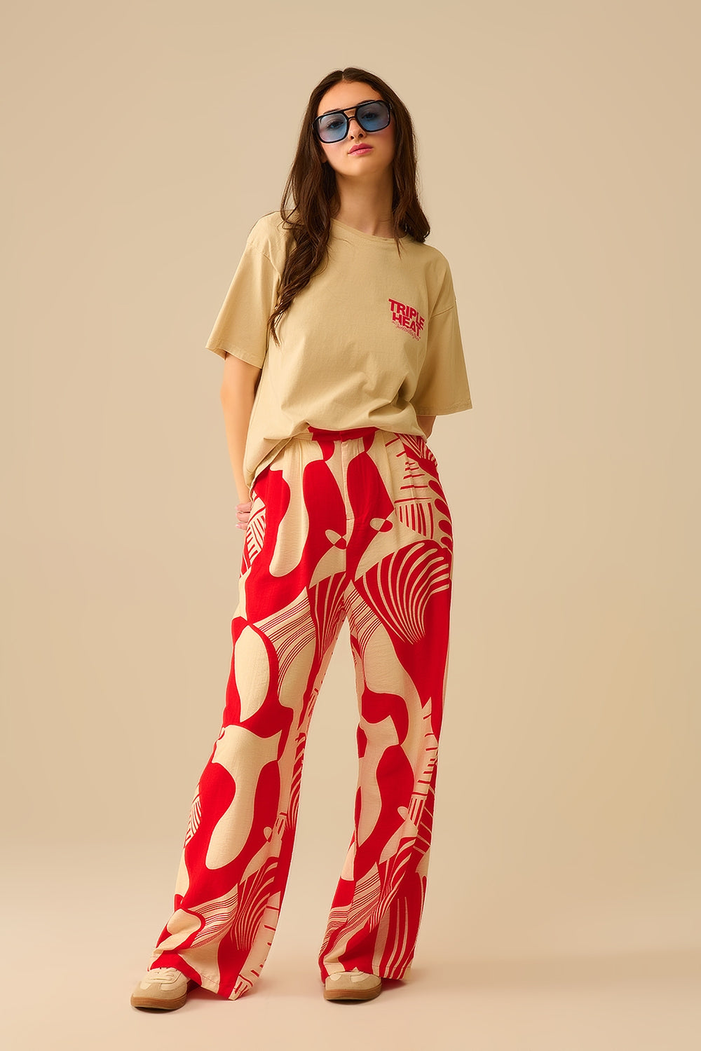 Pantalon large rouge à imprimé abstrait