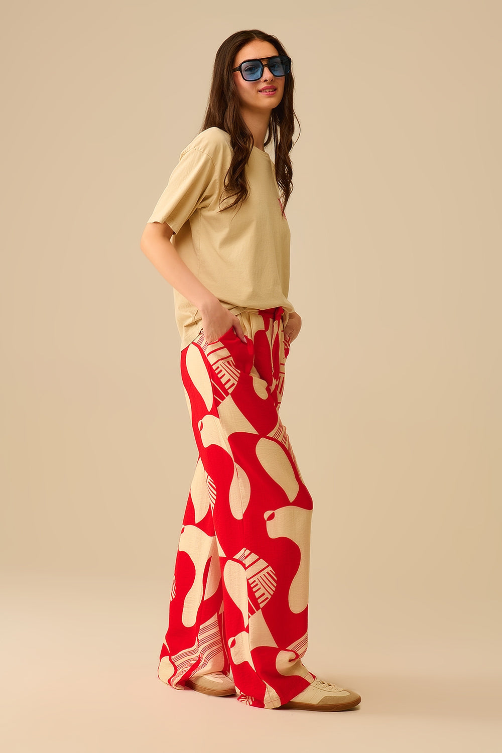Pantalon large rouge à imprimé abstrait