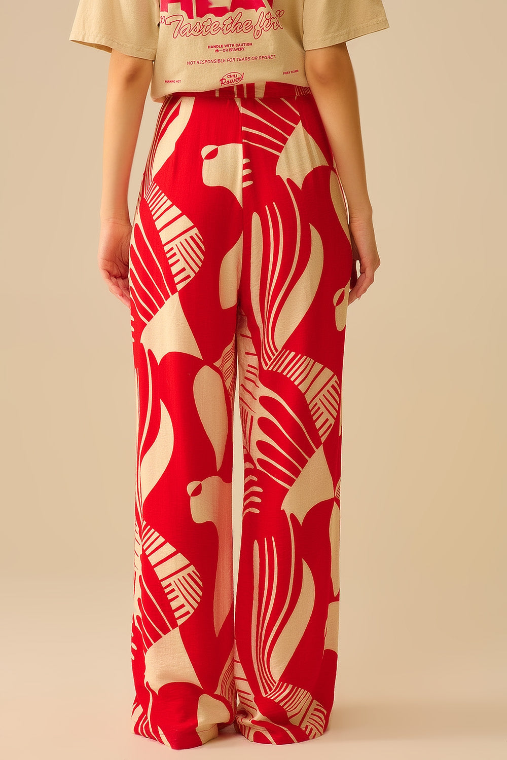 Pantalon large rouge à imprimé abstrait