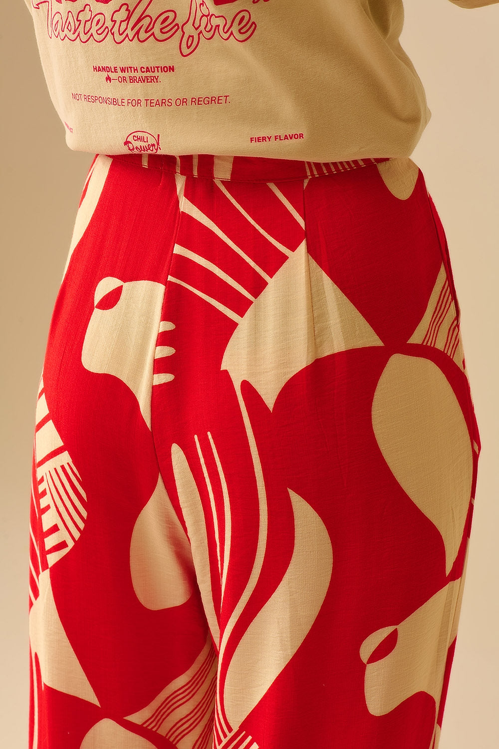 Pantalon large rouge à imprimé abstrait