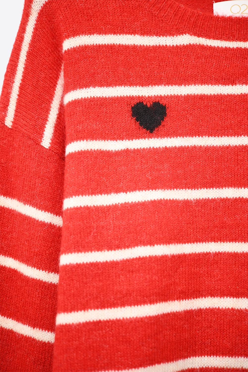 Pull en maille rayée rouge avec détails en forme de cœur rouge