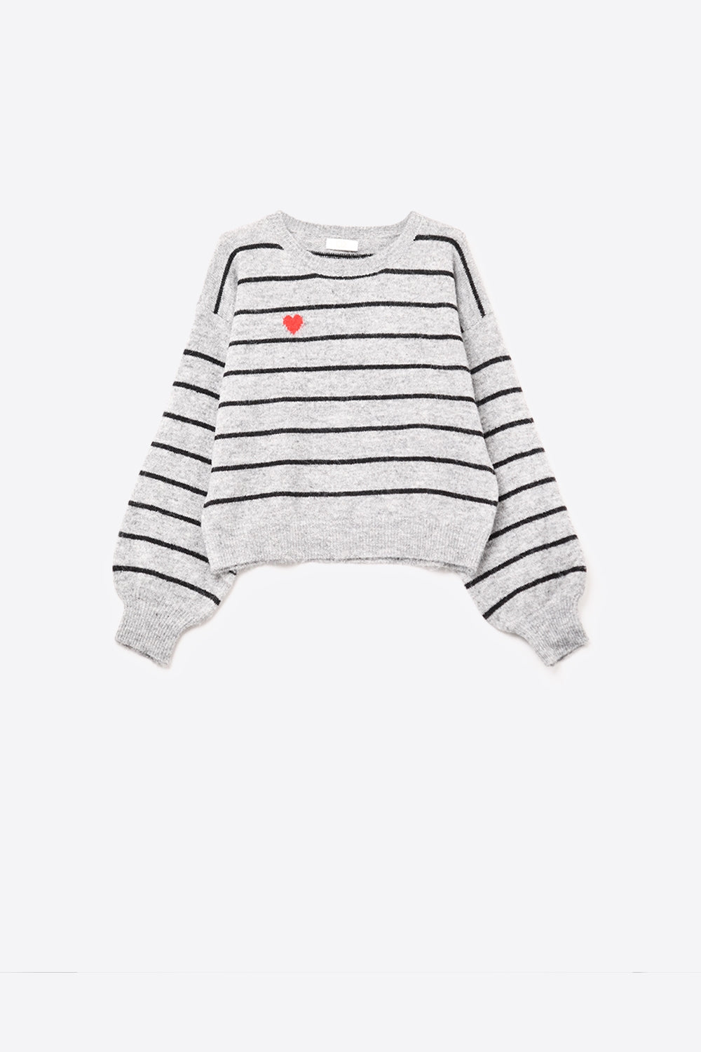 pull-over en tricot rayé gris avec détails en forme de cœur rouge