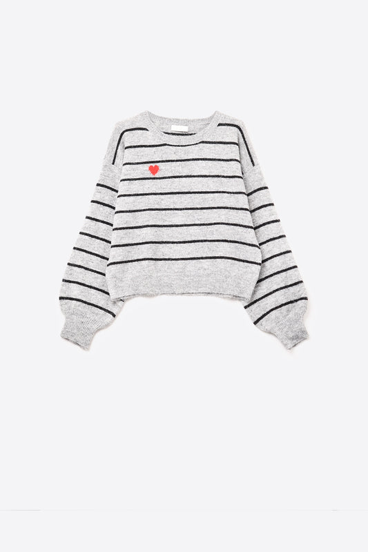 pull-over en tricot rayé gris avec détails en forme de cœur rouge