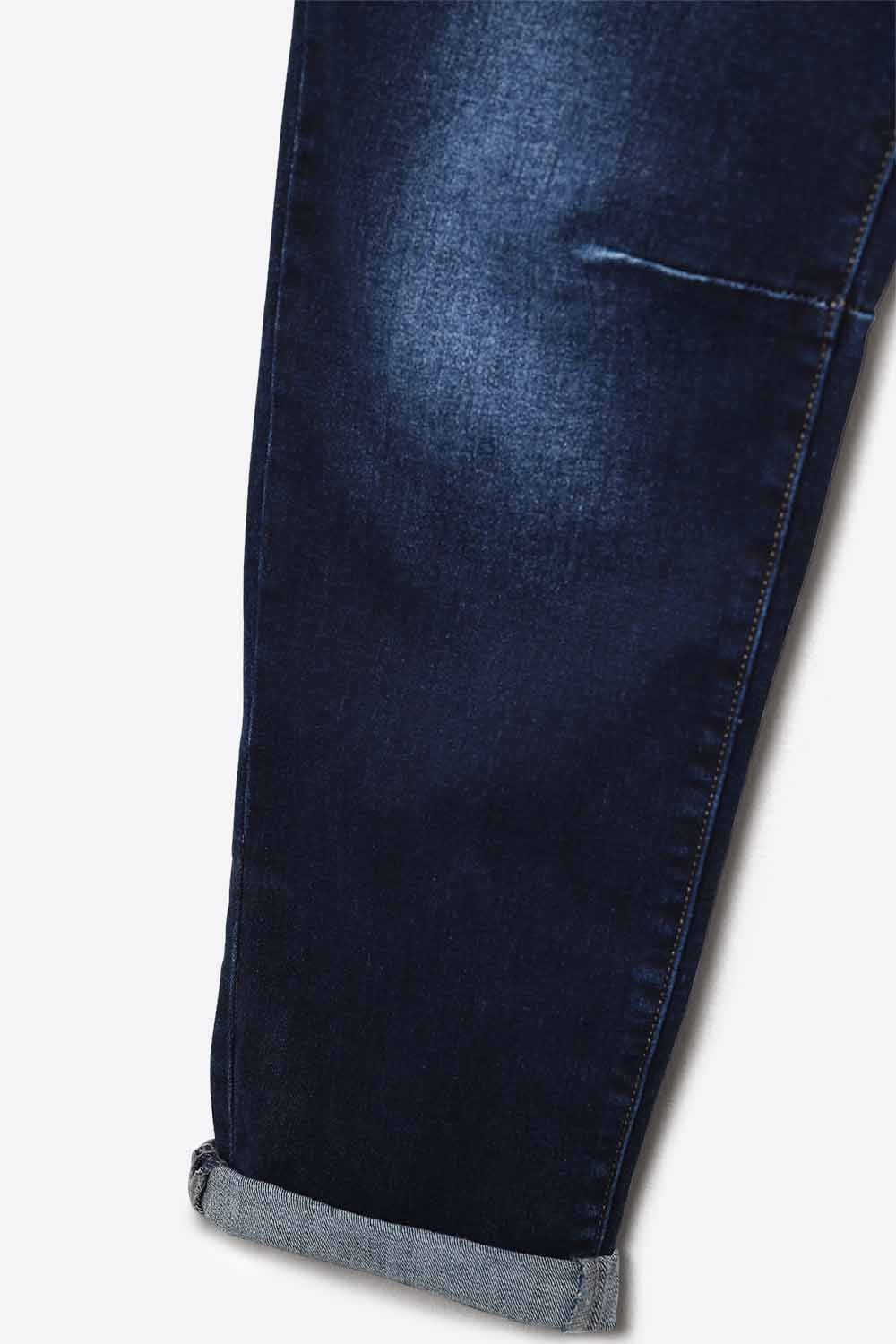 Jean foncé avec surpiqûres contrastées et ourlets à revers