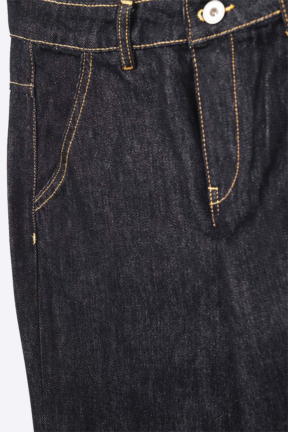 Jean large en denim foncé avec surpiqûres contrastantes