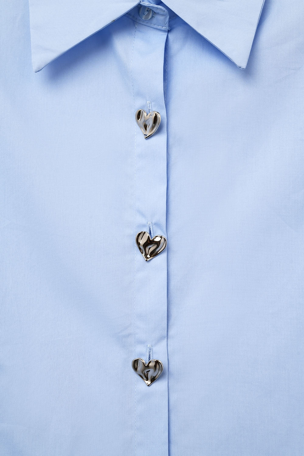 Chemisier bleu sans manches avec boutons en forme de cœur